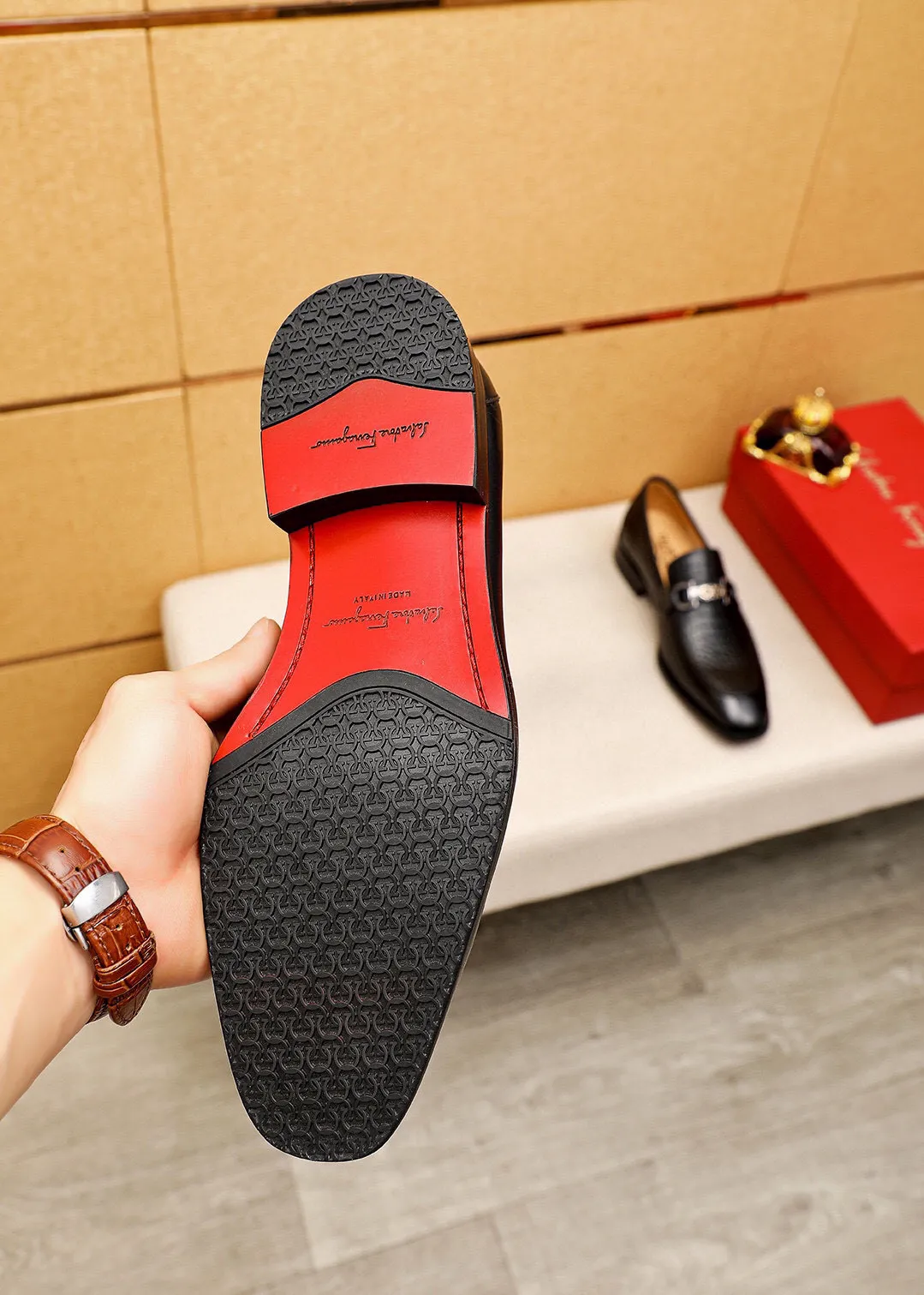 Men's shoes 💰460 💐 Product trademark: Ferragamo "Ferragamo" casual leather shoes Regular size: 38-44 (45🉑️customized) Product materials: Selected imported first-layer calfskin embossed upper + luxury hardware buckle, imported water-dyed cowhide leather lining. Strong three-dimensional visual effect, original combination outsole Color: 1⃣️color optional